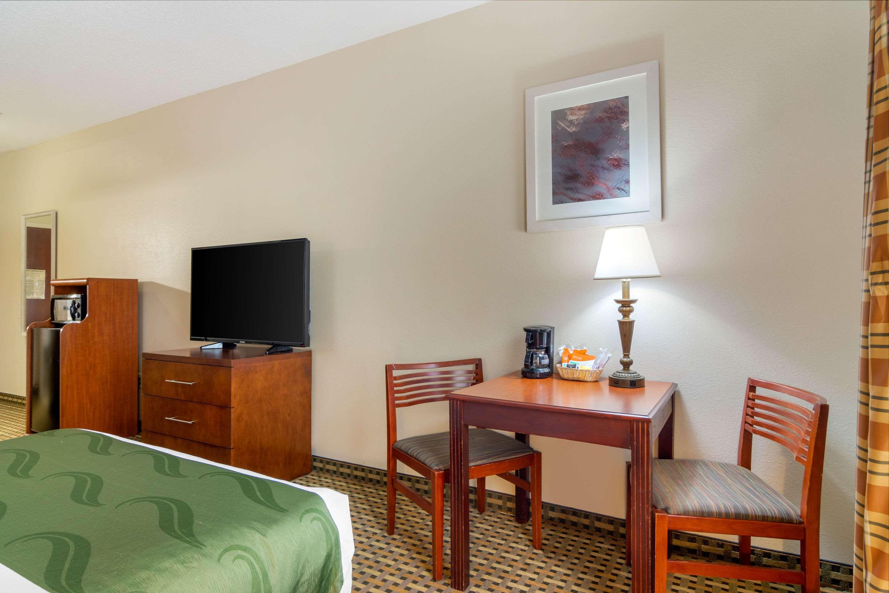 לית'וניה Quality Inn & Suites Decatur - Atlanta East מראה חיצוני תמונה