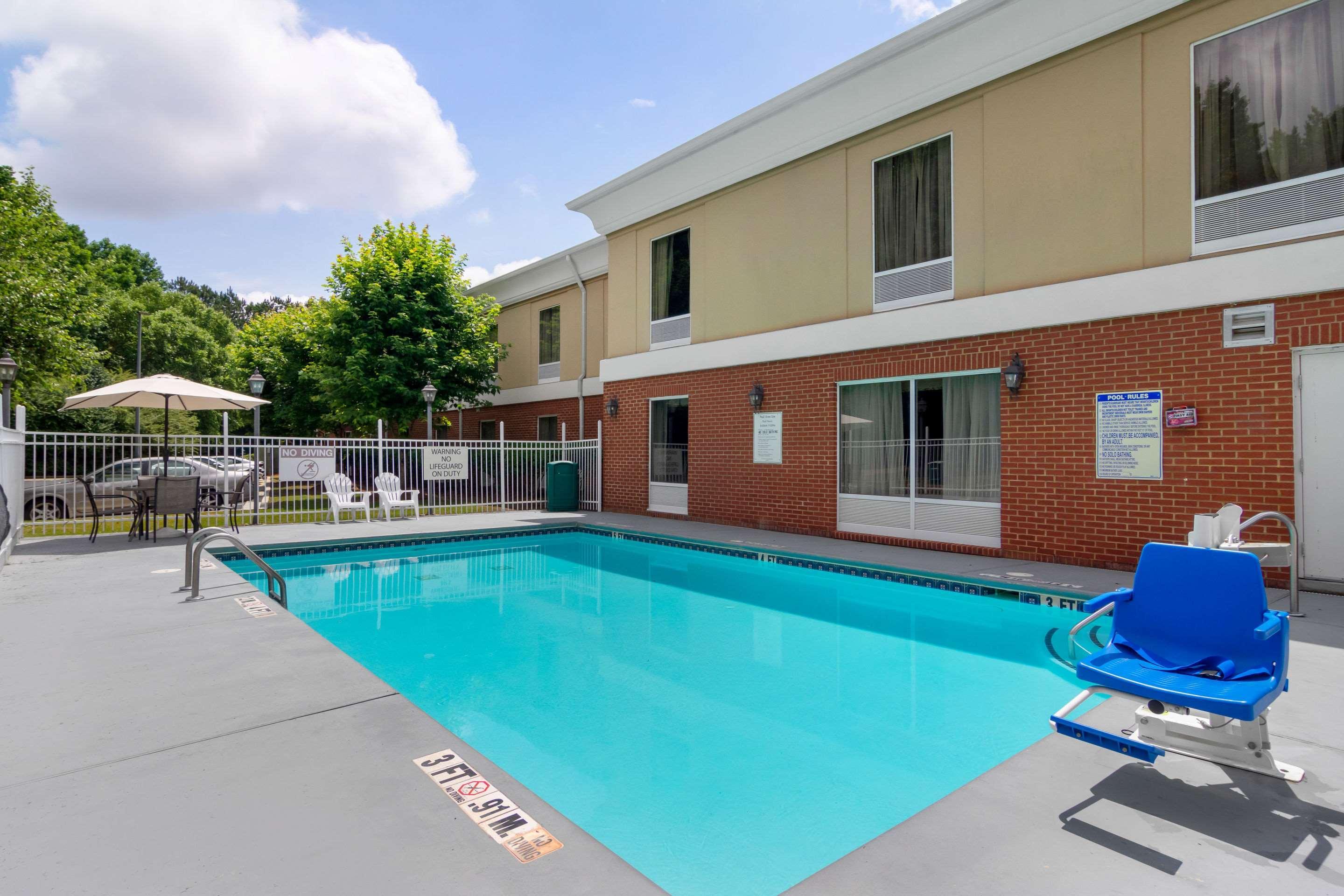 לית'וניה Quality Inn & Suites Decatur - Atlanta East מראה חיצוני תמונה